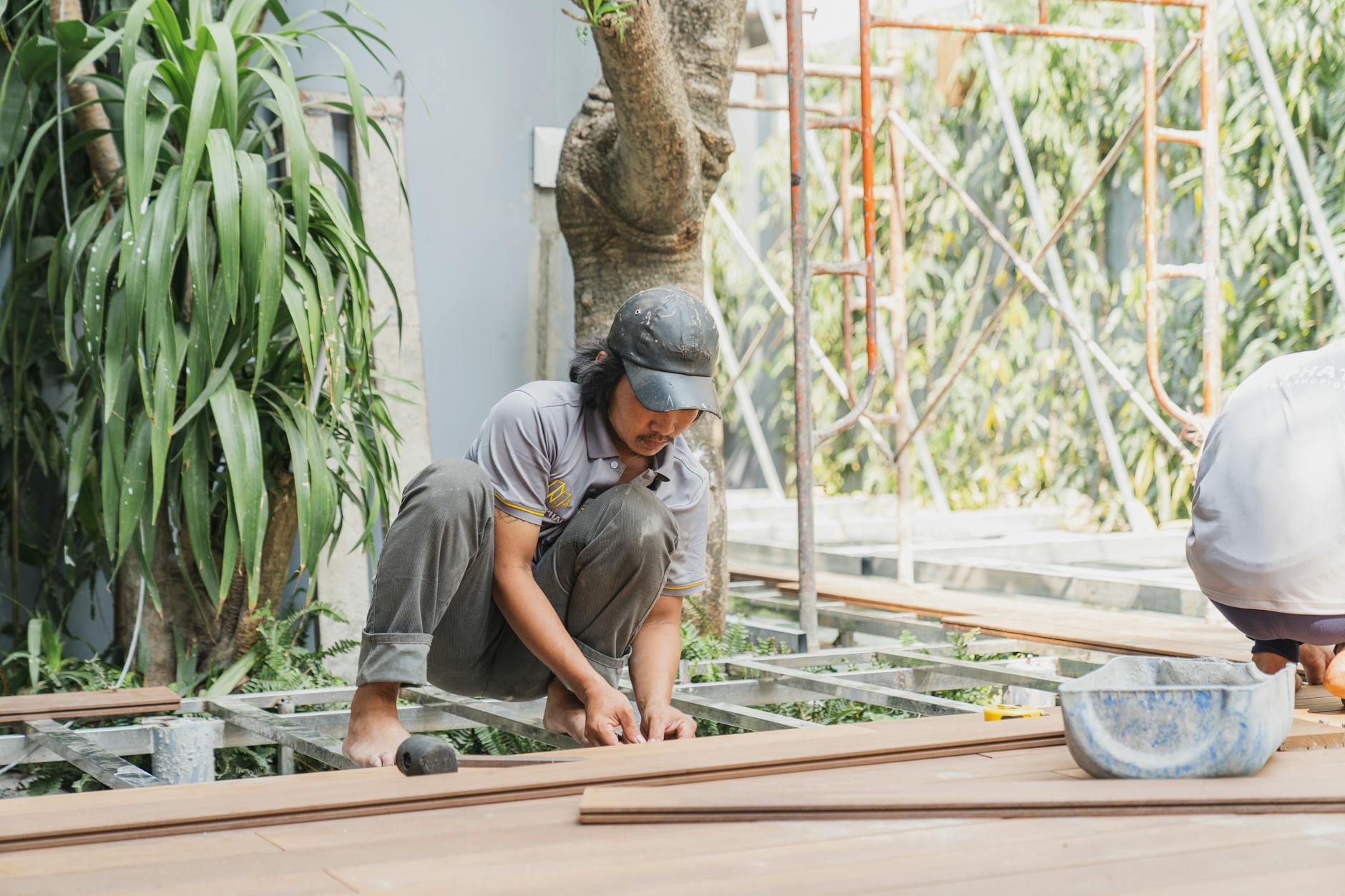Vakman aan het werk met houten planken in de buitenlucht